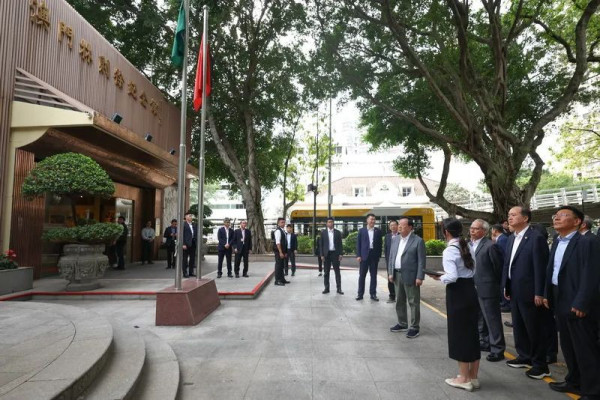 港澳办主任：资本无国界，商人有祖国，“下跪”媚美必为人民所不齿