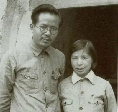 走在红军长征路上的孕妇们
