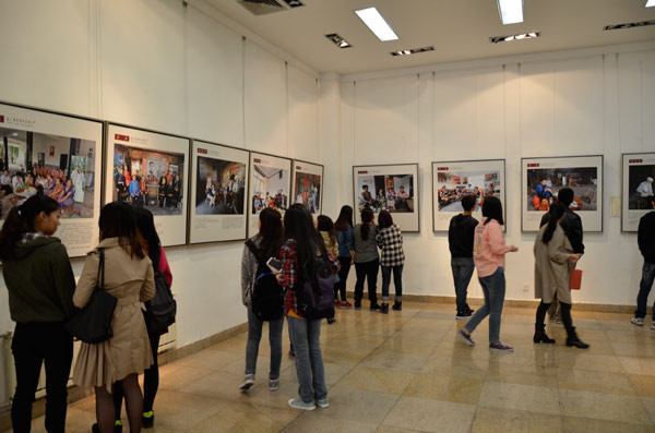 《毛主席是我们家里人》孙大虹摄影作品展在中央民族大学美术馆开展
