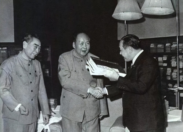 72年田中角荣访华，说侵华战争是“添了麻烦”：乔冠华当场发怒