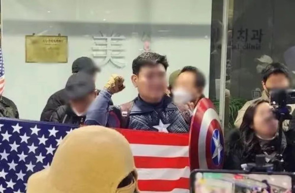 “美国队长”冲击我国使馆，被干翻是宿命！