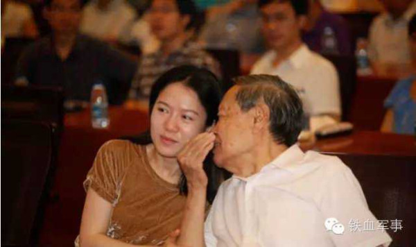 清华学子：“把杨振宁驱逐出境！”