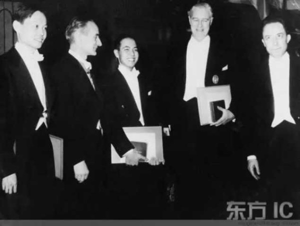 清华学子：“把杨振宁驱逐出境！”
