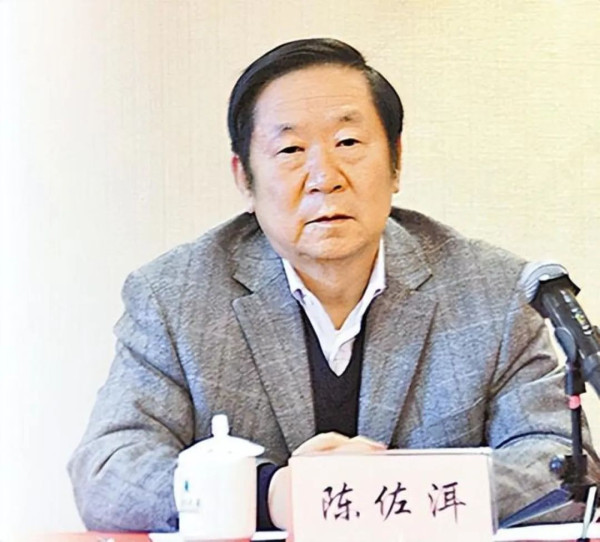香港议员再推“去殖化”，一定要先去掉法官头上的方便面
